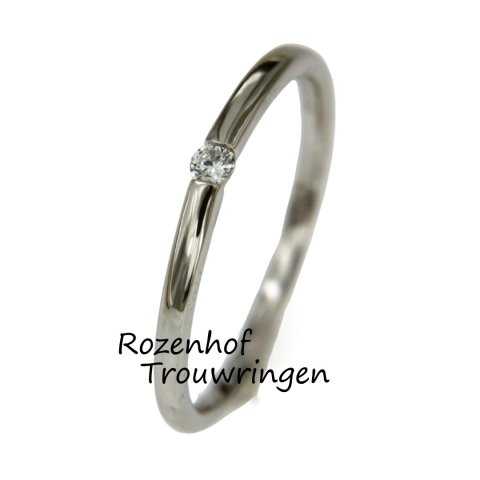 Smalle witgouden vrouwen trouwring met diamant (15359)