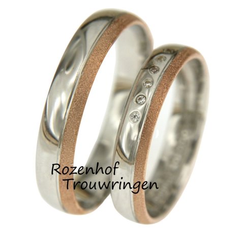 Stijlvolle bicolor trouwringen set met grove zandmat  bewerking (15781-15782)