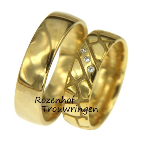 Geelgouden trouwringen set met uniek motief op de damesring (15795-15796)