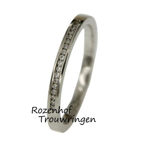 Smalle witgouden trouwring met diamanten (15819)