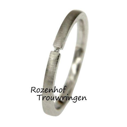 Smalle damesring met matte bewerking en diamant (15843)