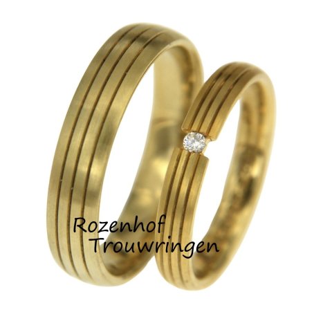 Geelgouden trouwringen set met lijnen en diamant (15845-15846)