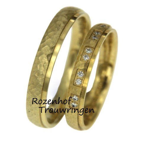 Stijlvolle geelgouden trouwringen met unieke afwerking en vintage uitstraling (15847-15848)
