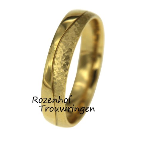 Geelgouden herenring met golvende lijn en hamerslag afwerking (15856)