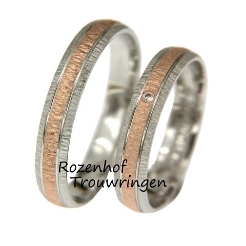 Bicolor trouwringen set met speelse textuur en diamant (15885-15886)