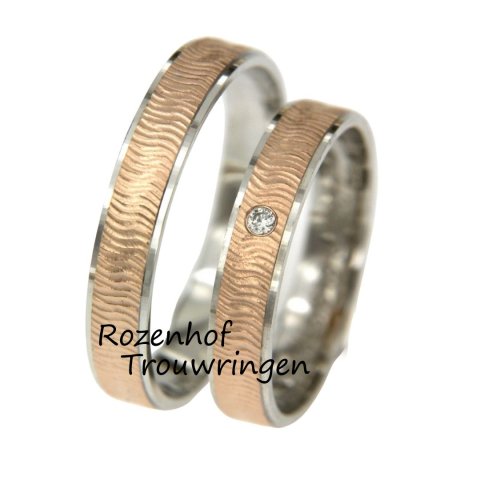 Bicolor trouwringen set met gepolijste randen en golvende bewerking (15889-15890)