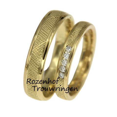 Bijzondere geelgouden trouwringen met leuke afwerking en diamanten (15915-15916)