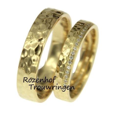 Prachtige geelgouden trouwringen set met mooie afwerking en diamanten (15921-15922)