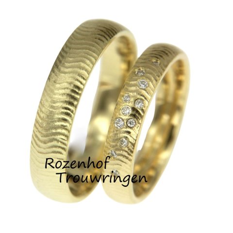 Geelgouden trouwringen set met diamanten en golvende lijnen (15925-15926)