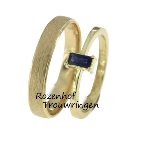 Supermooie geelgouden trouwringen met afwerking op de herenring en vintage damesring met saffier (48013-15184)