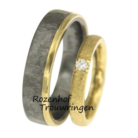 Stijlvolle trouwringen met bicolor herenring met afwerking en damesring met leuke afwerking en diamant (70271-2808)