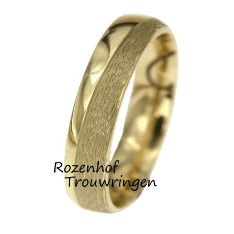Schitterende geelgouden trouwring met prachtige boomschors afwerking (70274)