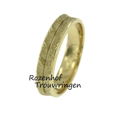 Geelgouden herenring met veren bewerking (7560)
