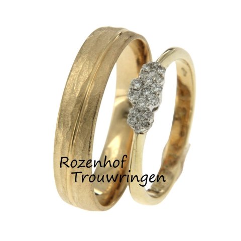 Stijlvolle geelgouden trouwringen met leuke afwerking op de herenring en een elegante vintage damesring met prachtige diamanten (90107-10504)