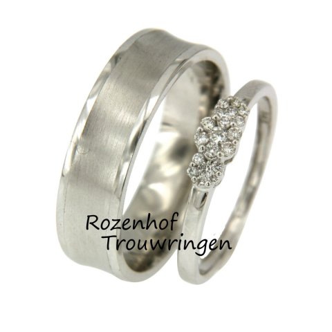 Mooie witgouden trouwringen met brede herenring en smalle damesring met diamanten (90107-8704)