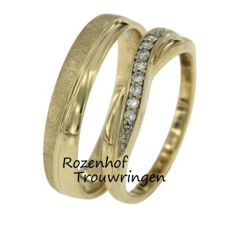 Stijlvolle trouwringen met ijsmat afwerking op de herenring en dames twistring met diamanten (90115-15984)