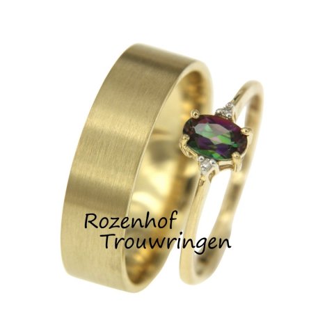 Luxe matching trouwringen met matte herenring en damesring met edelsteen en diamanten (90173-5702)