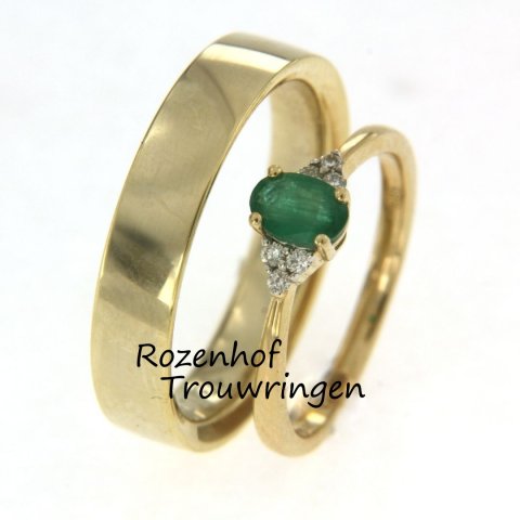 Schitterende matching trouwringen met klassieke heren ring en damesring met smaragd (90227-70144)