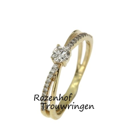 Geelgouden verlovingsring met twist en diamanten (90269)