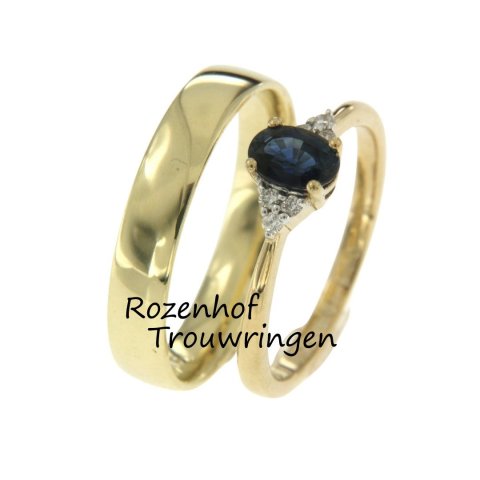 Schitterende geelgouden trouwringen met klassieke herenring en smalle damesring met blauwe saffier (90271-70020)