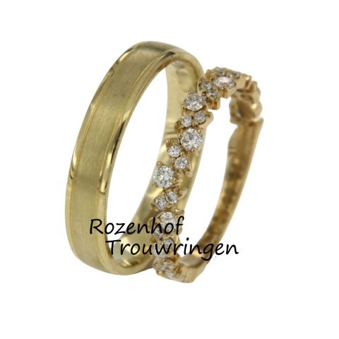 Unieke trouwringen met gepolijste zijkanten op de herenring en unieke damesring met diamanten (90465-7096)