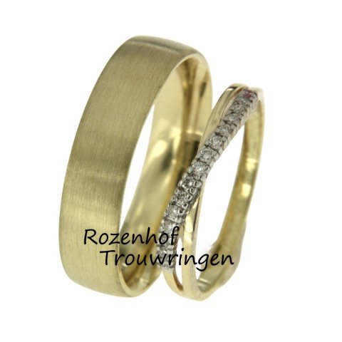 Geelgouden trouwringen met matte herenring en damesring met twist en diamanten (9049-70098)