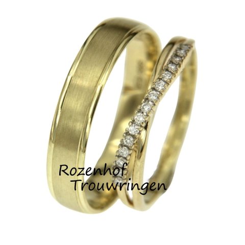 Geelgouden matching trouwringen met gepolijste lijnen en diamanten (9049-70448)