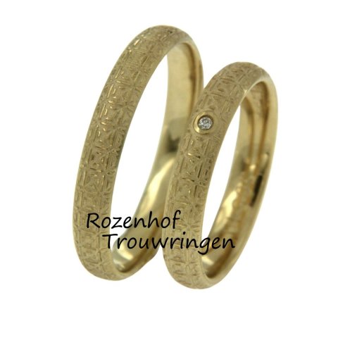 Perfecte geelgouden trouwringen met bijzonder motief Bewerking en diamant (90509-90510)