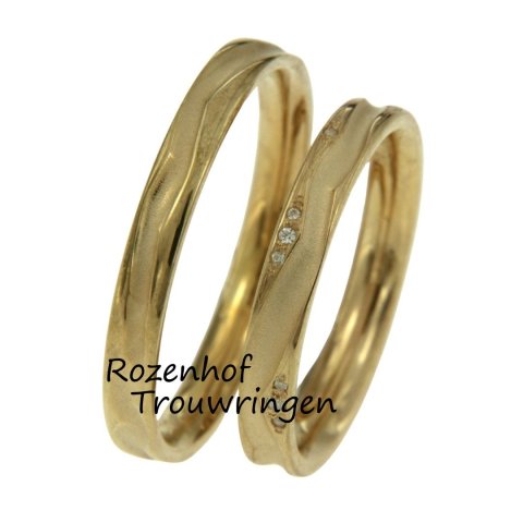 Smalle trouwringen met leuke afwerking en diamanten (90519-90520)