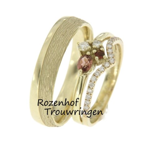 Prachtige geelgouden trouwringen met mooie afwerking op de herenring, een vintage damesring en een dames V-ring (90725-90213-7027)