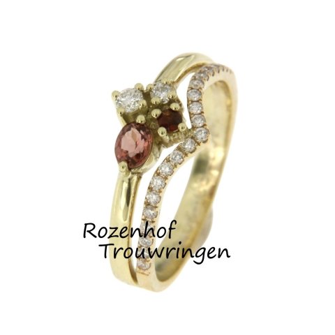 Perfecte geelgouden dames trouw- of verlovingsringen een ring met edelstenen en diamanten en een V-ring met diamanten (90725-90213)