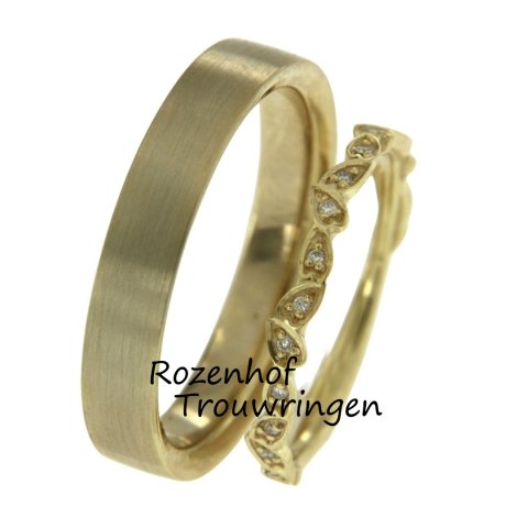 Prachtige matching trouwringen met matte herenring en luxe damesring (90809-70141)