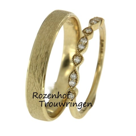 Geelgouden trouwringen met herenring met mooie afwerking en unieke damesring met diamanten (90905-15182)