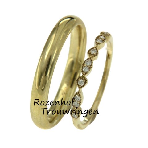 Geelgouden trouwringen met bolle herenring en smalle elegante damesring (90905-8246)