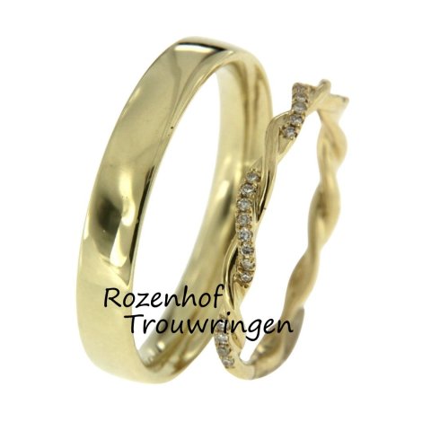 Mooie geelgouden trouwringen met klassieke herenring en dames twistring met diamanten (90911-70486)