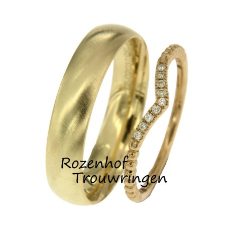 Matching trouwringen met brede matte herenring en smalle dames V-ring met diamanten (90923-150002)