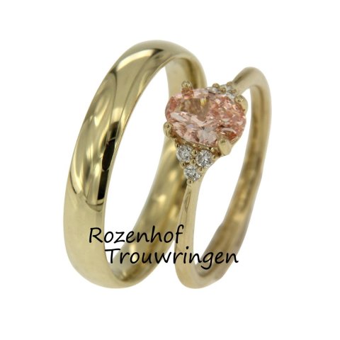 Chique trouwringen met een klassieke herenring en smalle damesring met roze diamant (93001-80142)